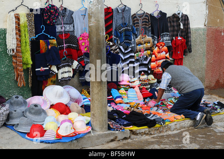 CAJABAMBA PERU - SEPTEMBER 6: Straßenhändler in einer Straße von Cajabamba, Peru am 6. September 2009 Stockfoto