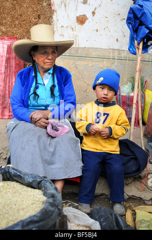 CAJABAMBA PERU - SEPTEMBER 6: Frau und Kind verkaufen produzieren in einem Markt in Cajabamba in Peru am 6. September 2009 Stockfoto