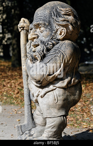 Bärtiger Zwerg mit einer Beule am Kopf, Skulptur-Serie von verkrüppelten Menschen aus der Barockzeit, Zwergelgarten, Mirabellgart Stockfoto