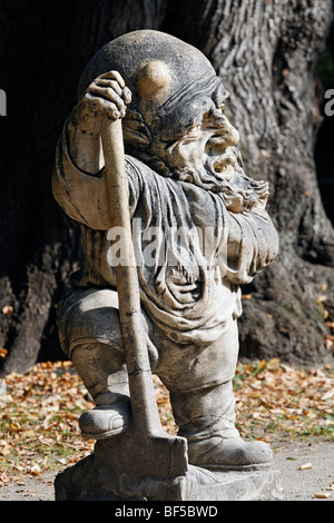 Bärtiger Zwerg mit einer Beule am Kopf, Skulptur-Serie von verkrüppelten Menschen aus der Barockzeit, Zwergelgarten, Mirabellgart Stockfoto