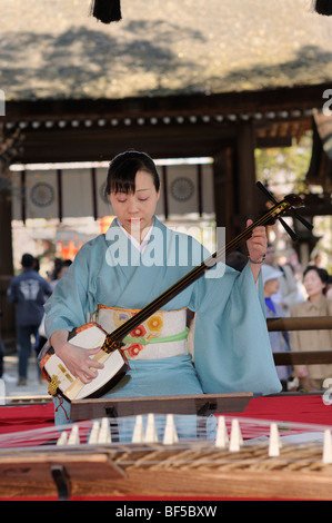 Frau spielt ein Shamisen, dreisaitige japanische Musikinstrument, Kyoto, Japan, Asien Stockfoto