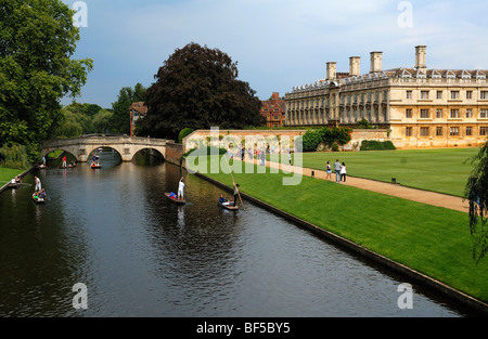 Kreuzfahrt am Fluss Cam, namens Punting, mit Brücke und Park des Kings College des Königs-Parade, Cambridge, Cambridgeshire, Engl Stockfoto