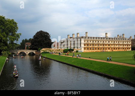 Kreuzfahrt am Fluss Cam, namens Punting, mit Brücke und Park des Kings College des Königs-Parade, Cambridge, Cambridgeshire, Engl Stockfoto