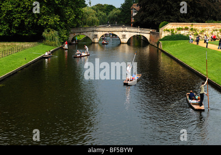 Kreuzfahrt am Fluss Cam, namens Punting, mit Brücke und Park des Kings College des Königs-Parade, Cambridge, Cambridgeshire, Engl Stockfoto