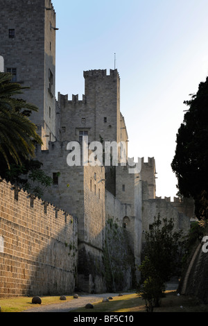 Teil des Großmeisterpalastes mit Stadtmauern, die vom Graben aus gesehen werden, Rhodos-Stadt, Rhodos, Griechenland, Europa Stockfoto