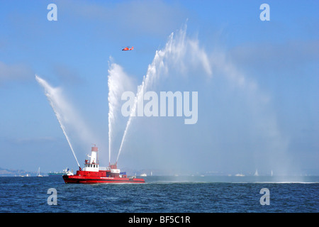 San Francisco Feuerwehr Löschboot Wächter Nr. 2 sprays Federn von Wasser aus den Düsen Stockfoto