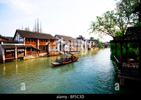 Zweistöckigen Holzhäusern entlang des Kanals, Wuzhen, Tongxiang, Provinz Zhejiang, China Stockfoto