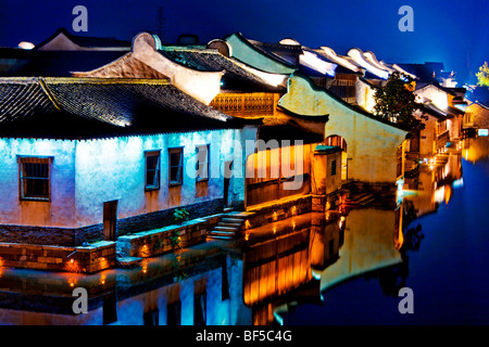 Wuzhen beleuchtet durch bunte Lichter bei Nacht, Tongxiang, Provinz Zhejiang, China Stockfoto