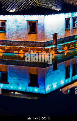 Wuzhen beleuchtet durch bunte Lichter bei Nacht, Tongxiang, Provinz Zhejiang, China Stockfoto