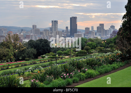 Blick von den Gärten von den Union Buildings in Richtung Innenstadt von Pretoria, Südafrika, Afrika Stockfoto