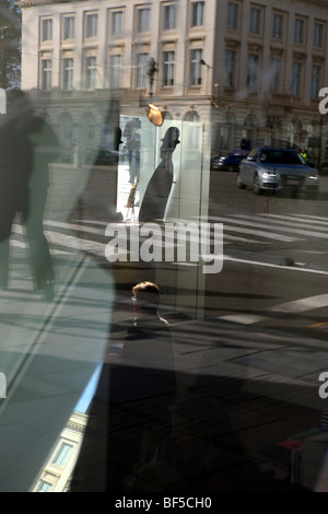 Magritte Museum Brüssel Blick durch ein Fenster in das Museum mit Reflexionen von den Gebäuden und Verkehr außerhalb Stockfoto