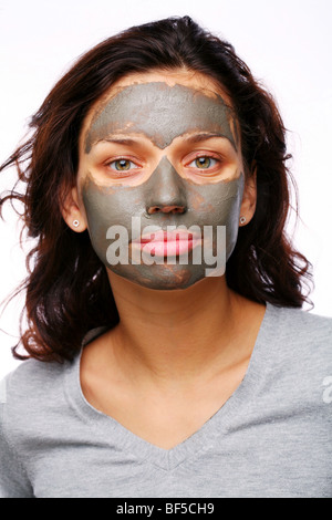 Hausfrau mit Schlamm-Maske auf einem weißen backgroung Stockfoto