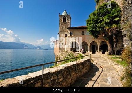 Kloster und Wallfahrt Kirche von Santa Caterina del Sasso, Lago Maggiore See, Lombardei, Varese, Italien, Europa Stockfoto