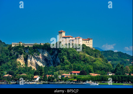 Lago Maggiore See mit La Rocca di Angera, Angera, Lombardei, Varese, Italien, Europa Stockfoto