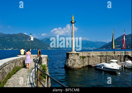 Hafenmauer auf dem Lago Maggiore See, Luino, Lombardei, Italien, Italien, Nordeuropa Stockfoto