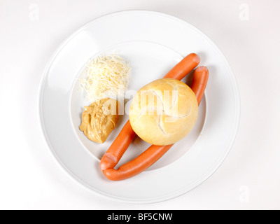 Sacher Würstchen, Wiener Würstchen mit Senf, Kren und Gebäck Stockfoto