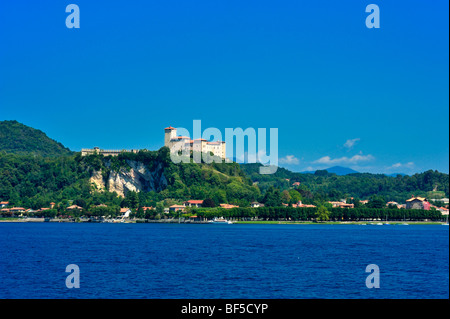 Lago Maggiore See mit La Rocca di Angera, Angera, Lombardei, Varese, Italien, Europa Stockfoto