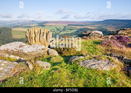 Der Knuckle Stein auf Carhead Felsen auf den North Lees Estate, Derbyshire, Peak District Stockfoto