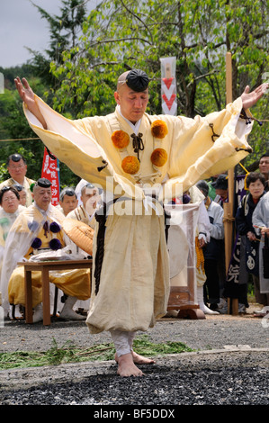 Yamabushi Anhänger, Berg Asketen, buddhistische Sekte, Priester, die Berufung auf die Gottheit am Feuer, Iwakura, Japan, Südostasien, Asien Stockfoto