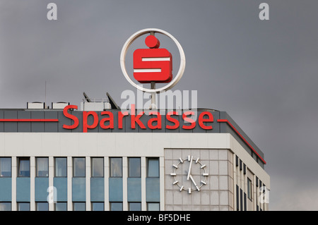 Sparkasse, Sparkasse Logo und die Beschilderung auf ein Geschäftshaus, Duisburg, Nordrhein-Westfalen, Deutschland, Europa Stockfoto