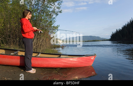 Mädchen, Kind, Angeln, Kanu, Teslin River, Yukon Territorium, Kanada Stockfoto