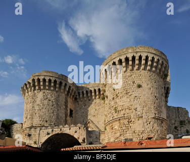 Thalassini Tor von der Platia Ippokratou, Rhodos Stadt, Rhodos, Griechenland, Europa Stockfoto