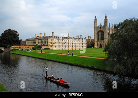 Kreuzfahrt auf dem Fluss Cam namens Punting, mit Gebäude und Kapelle des Kings College, Parade des Königs, Cambridge, Cambridgeshire, Stockfoto