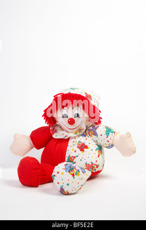 Stoffpuppe auf einfarbigen Hintergrund isoliert Stockfoto