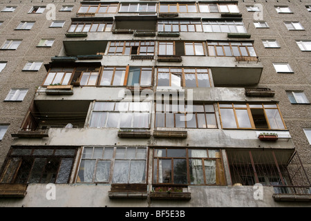 Fassade von Breschnew Apartment Gebäude, Jekaterinburg, Russland Stockfoto