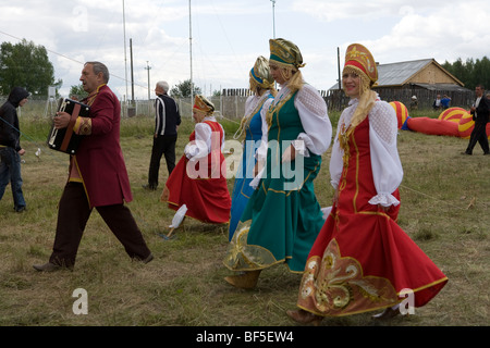 Traditionelle russische Tänzer und akkordeonist Walking Horse Racing Event, Ural, Russland Stockfoto