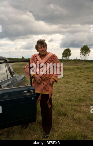 Traditionelle russische Tänzer anreisen und die Vorbereitung auf die Leistung bei horse racing Event, Ural, Russland Stockfoto