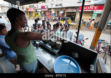 Indischer Tee Shop Inhaber und serviert Tee auf einem indischen Straße. Puttaparthi, Andhra Pradesh, Indien Stockfoto