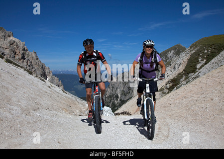 Mountainbike-Fahrer an der Kreuzjoch-Schlucht, Fodara Vedla-Becken, Parco naturale Fanes-Sennes-Prags, Venetien, Süd-Tyr Stockfoto