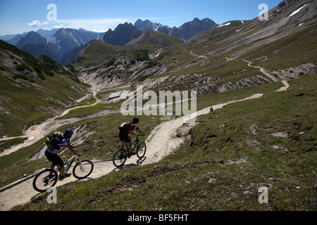 Mountain-Bike-Fahrer auf der Strecke zwischen dem Kreuzjoch Bergschlucht, Ju Dles Cacagnares, Parco Naturale Fanes-Sennes-B Stockfoto