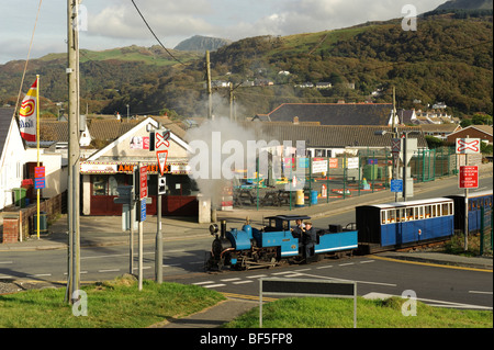 Die Miniatur-Dampfeisenbahn, die Überquerung der Hauptstraße in Nord-Wales, UK, Snowdonia-Nationalpark, Gwynedd, Fairbourne Stockfoto