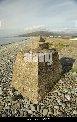 UK Militärgeschichte zweiten Weltkrieg zwei alte konkrete Anti-Panzer Abwehr am Strand von Fairbourne, Gwynedd, North Wales UK Stockfoto