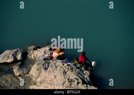 Indien, Uttarakhand, Rishikesh, Ganges Fluss, Frauen waschen Kleidung Stockfoto