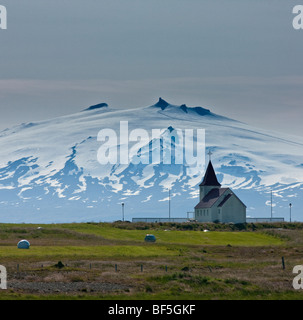 Hof und Land, Kirche mit Snæfellsjökull Gletscher im Hintergrund, Island Stockfoto