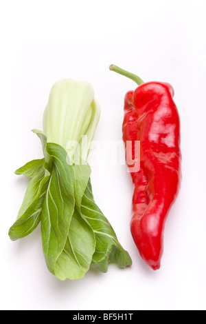 Große rote Paprika und Pak Choi auf weißen Hintergrund isoliert. Stockfoto