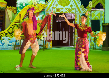 Tanz-Show in Phuket Town, Insel Phuket, Thailand, Asien Stockfoto