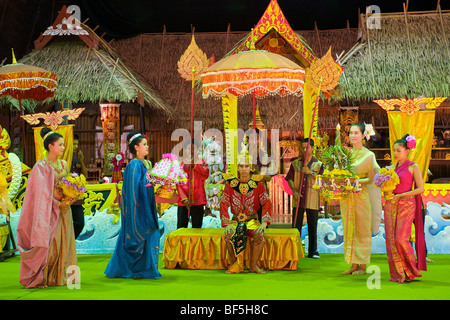 Tanz-Show in Phuket Town, Darstellung einer traditionellen Hochzeit, Insel Phuket, Thailand, Asien Stockfoto