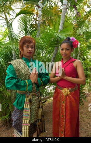 Thai-Frauen in traditionellen Kostümen auf Ko Samui, Thailand, Asien Stockfoto