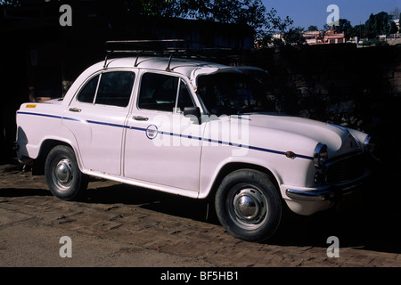 Indien, Uttarakhand, Rishikesh, altes Botschafterauto Stockfoto