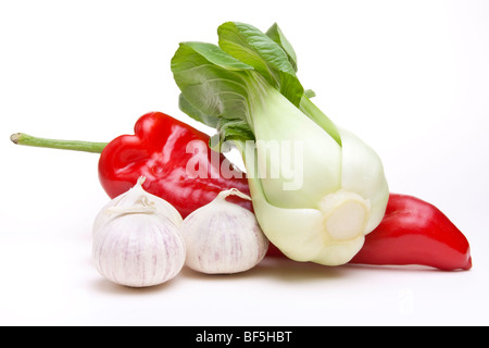 Eine Auswahl an exotischen bunten Obst und Gemüse auf weißen Hintergrund isoliert. Stockfoto