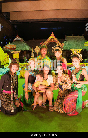 Tanz-Show in Phuket Town, Insel Phuket, Thailand, Asien Stockfoto