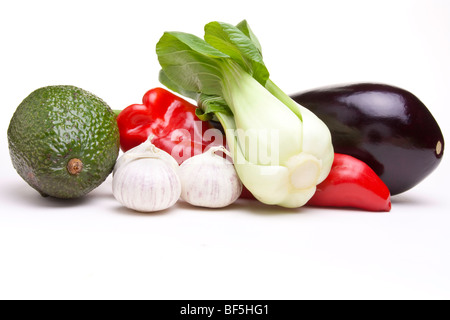 Eine Auswahl an exotischen bunten Obst und Gemüse auf weißen Hintergrund isoliert. Stockfoto