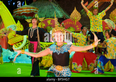 Tänzerin bei einer Tanzshow in Phuket Town, Insel Phuket, Thailand, Asien Stockfoto