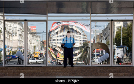 Sicherheit Schutz vor Eingang mit Reflexion der Stadtlandschaft, Porträt, Jekaterinburg, Russland Stockfoto