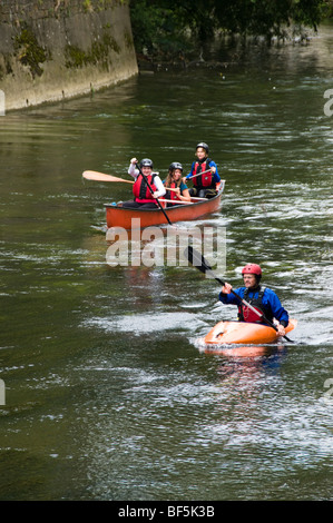 Menschen, die genießen, Kanu, River Avon, Bradford on Avon, Wiltshire, UK Stockfoto