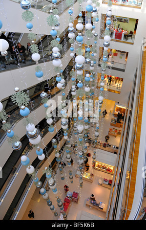 John Lewis speichern innen Weihnachtsdekoration und Fahrtreppen Londoner Oxford Street Stockfoto